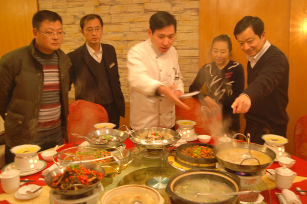 黃山馨園國際大酒店推出冬季滋補(bǔ)菜系廣泛受到好評,圖為酒店總經(jīng)理李建平,副總經(jīng)理邵旭燕和方欽安在與廚師長研究新菜.