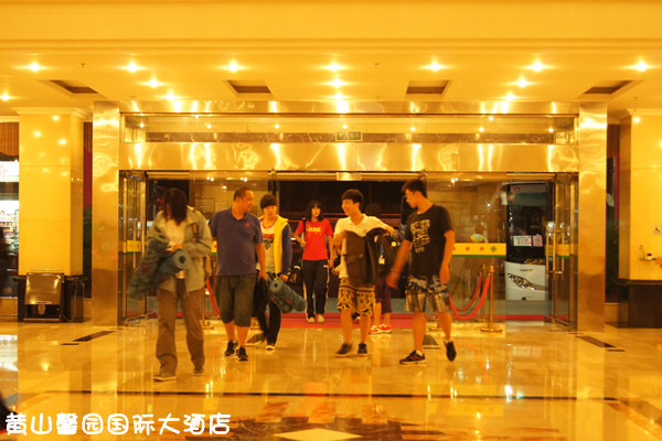 黃山中鐵旅游有限公司/黃山馨園國(guó)際大酒店迎接2012年十一黃金周第一個(gè)高鋒